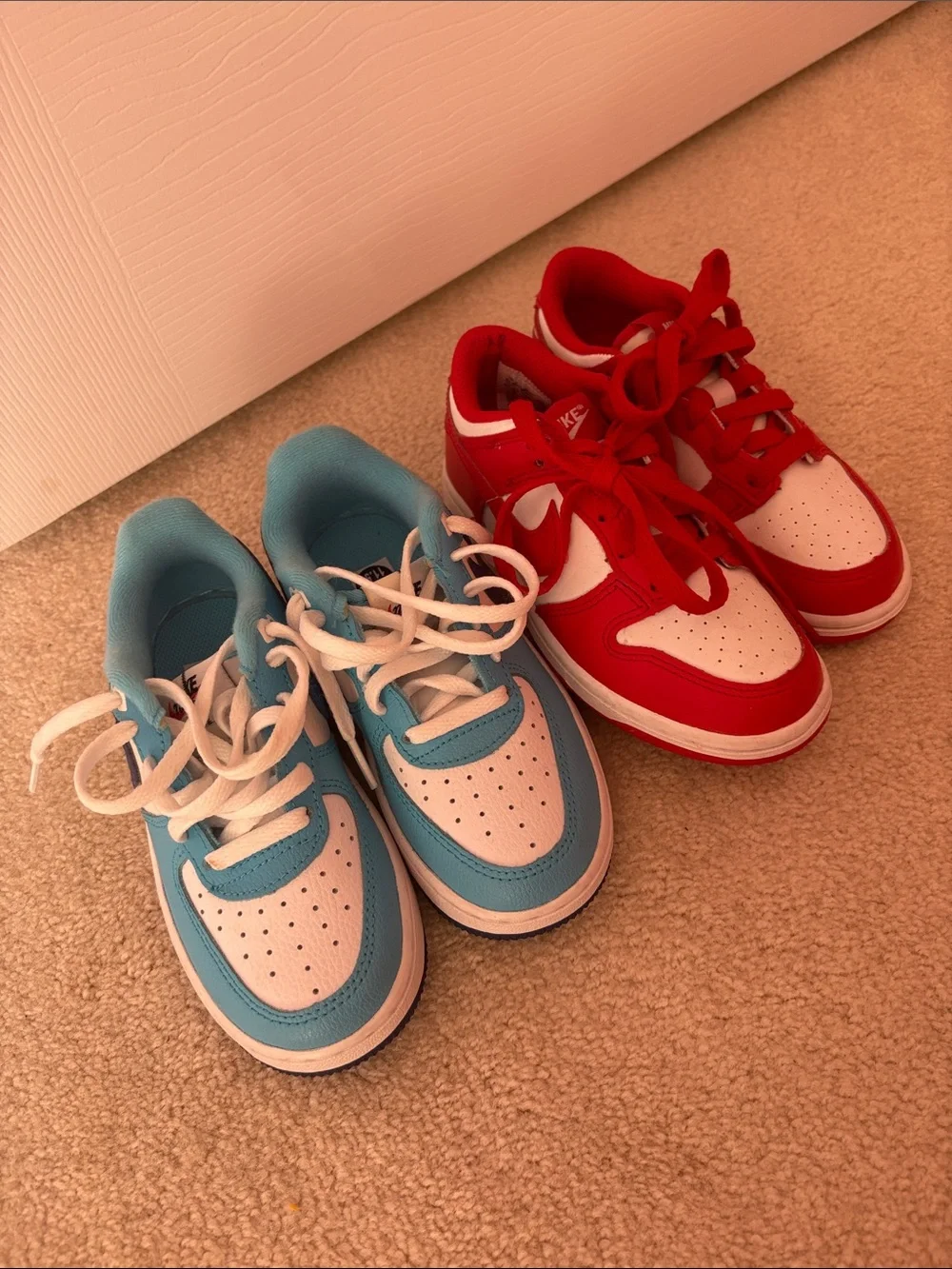 Nike Kids Low-Top Sneakers in Light Blue, White & Red